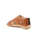 Sandalias de cuero marrón claro, estilo cerradas con diseño de perforaciones circulares en el empeine, suela plana y taco bajo.