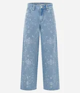 Pantalón wide leg de jean azul claro, con tiro medio, bolsillos funcionales y delicado bordado floral en hilo blanco a lo largo de las piernas.