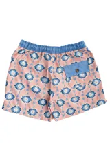 Short de baño rosado con estampado geométrico en azul y blanco, cintura elástica azul y cordón ajustable blanco.