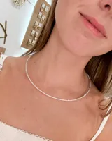 Choker plateado de una sola hilera de circones engarzados, estilo tennis.