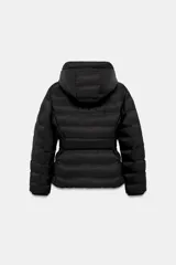 Anorak acolchado de color verde oscuro, resistente al agua y al viento. Cuenta con capucha ajustable, cierre frontal con cremallera, bolsillos laterales con cierre y cinturón elástico integrado en la cintura. El interior está forrado con un tejido efecto pelo para mayor aislamiento térmico.
