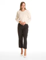 Pantalón de vestir marca Elie Tahari con silueta fluida, diseño de pinzas frontales, bolsillos laterales funcionales y corte wide leg al tobillo.