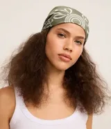 Pañuelo cuadrado de satén color verde con estampado paisley en blanco. Accesorio versátil para usar en el cuello, cabeza o como blusa.