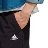 Short deportivo Adidas de hombre, color negro con logo blanco en la pierna derecha. Confeccionado en tejido transpirable AEROREADY y cintura elástica con cordón ajustable.