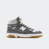 Championes de media caña New Balance 650, color gris y blanco con detalles en gris claro.