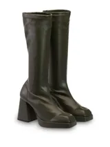 Bota de caña media color verde militar, con plataforma y taco cuadrado.