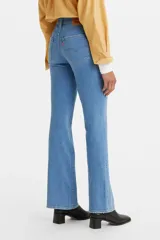 Pantalón de jean de tiro alto, corte ajustado en la cadera y muslo, y bota acampanada.