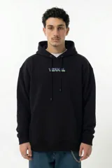 Hoodie negro de corte relajado con capucha y bolsillo canguro frontal. Presenta una estampa artística de alto impacto en la espalda con motivos digitales y gráficos de estilo retro-futurista en tonos violeta, verde y blanco.