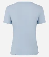 Blusa básica de manga corta y cuello redondo, confeccionada en viscosa texturizada de canalé con elastano y detalle de terminación ondulada en el bajo.