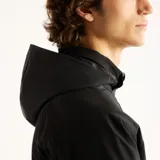 Campera deportiva New Balance negra con capucha, cierre frontal completo y logo blanco en el pecho.