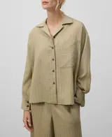 Camisa color verde claro con rayas verticales, cuello bowling, manga larga caída, bolsillo de parche en el pecho, puños abotonados y cierre frontal con botonadura central.