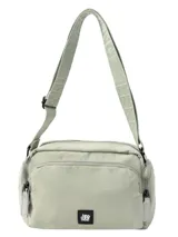 Bandolera de tela color verde menta, con múltiples compartimentos con cierre, correa ajustable con logo grabado y parche decorativo en el frente.