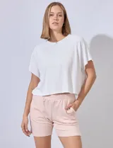 Short de algodón color rosa claro, con pretina ancha elastizada y bolsillos inclinados en la parte delantera.