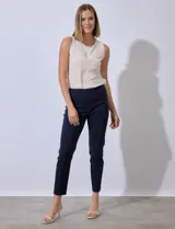 Pantalón blanco de gabardina elastizada, marca Ruby Rd, con pretina ancha elastizada, bolsillos delanteros simulados, bolsillos traseros aplicados y largo al tobillo.