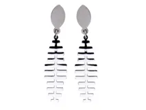 Aros colgantes de acero dorado con forma de esqueleto de pez.