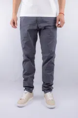 Pantalón de vestir gris oscuro de gabardina, corte slim fit.