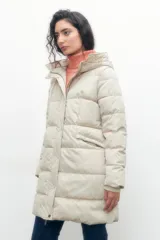 Campera capitoneada color beige, con capucha y cierre frontal con botones a presión.