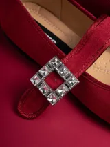 Chatitas negras de gamuza con correa sobre el empeine y hebilla con strass.