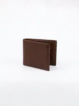 Billetera de cuero vacuno color marrón, con diseño clásico plegable y logo de la marca grabado en el frente.