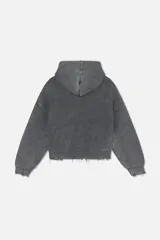 Campera con capucha de tejido de punto acanalado en color gris oscuro con efecto lavado. Presenta cierre frontal completo con tirador circular, bolsillos tipo canguro y logo bordado en relieve en el pecho. Posee terminaciones con bordes deshilachados en puños y ruedo.
