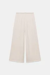 Pantalón de tiro medio, color negro, confeccionado en tejido satinado con diseño de pierna ancha y cintura elástica ajustable con cordón.