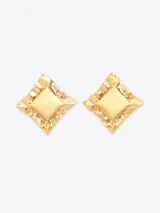 Par de aros cuadrados dorados con textura irregular y cierre de broche.