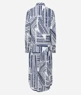 Vestido chemise midi de viscosa con estampado abstracto en tonos azul y blanco. Tiene cuello solapa y cierre frontal con botones.