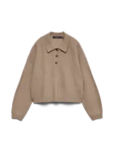 Sweater de punto gris con cuello polo y cierre frontal parcial de tres botones. Presenta mangas largas con puños acanalados y un diseño de calce regular.