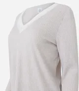 Pijama de dos piezas confeccionado en tejido ribana, compuesto por una remera de manga larga con escote en V y detalle de encaje, y un pantalón largo con cintura elástica.