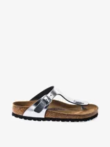 Sandalias Birkenstock modelo Gizeh, color plateado metálico, con tira de cuero natural ajustable con hebilla metálica. Plantilla anatómica de corcho y látex cubierta de ante. Suela de EVA.