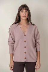 Cárdigan color rosa viejo de tejido de punto, con escote en V y cierre frontal con botones marrones.