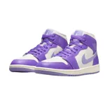Championes Jordan Air 1 Mid, con diseño tricolor en azul, blanco y rojo. Confeccionados en cuero premium y material sintético, cuentan con unidad Air-Sole en el talón para mayor amortiguación y suela de goma para tracción.