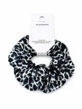 Colero para el pelo con estampado de leopardo en tonos blanco, negro y azul oscuro.