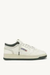 Championes de cuero blanco con detalles en verde oscuro en el talón y la suela. Presentan el logo de Autry con la bandera de Estados Unidos en el lateral.