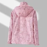 Campera cortaviento impermeable de la marca Uniteduy, color negro con estampado sutil de hojas. Cuenta con capucha, cierre frontal, tres bolsillos externos y uno interno. Es una prenda ultra liviana y transpirable, ideal para actividades al aire libre.