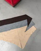 Pañuelo de forma triangular confeccionado en tejido de punto fino. Accesorio versátil que puede utilizarse en el cuello, en la cabeza o como complemento de bolsos.