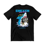 Remera de algodón con estampa gráfica en la espalda que muestra un tiburón con anteojos de sol mordiendo un barril de cerveza, con el logo de la marca Emexem Street Brand.