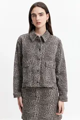 Campera de jean de mezclilla oscura, corte relajado, con cuello y bolsillos de parche con tapa y botón en el pecho. Presenta costuras en tono naranja/marrón claro.