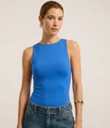 Body básico color rojo, con cuello halter, sin mangas y confeccionado en poliamida. Tiene forro en el busto.