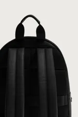 Mochila negra con acabado texturizado y detalle metálico. Cuenta con compartimento principal con cierre de cremallera, bolsillo frontal con cierre, asa de mano superior y correas ajustables para los hombros.
