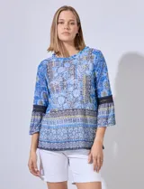 Blusa estampada de manga 3/4 con aplique de puntilla en las mangas.