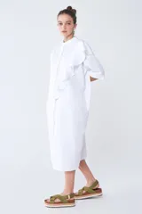 Vestido camisero blanco de poplín 100% algodón, con manga 3/4, cuello mao, bolsillos laterales y volado frontal.