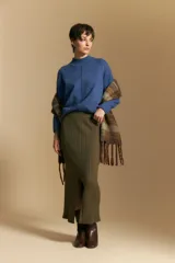 Falda midi de punto con diseño acanalado, corte ajustado y tajo frontal.