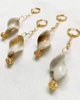 Par de aros colgantes con gancho dorado, cadena dorada, dije de concha blanca y marrón y esfera dorada con strass.