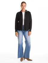 Sobrecamisa de mujer marca Sioni, con diseño combinado en tejido de punto y eco cuero. Presenta cuello camisero, cierre frontal con botones y mangas largas con puños tejidos.