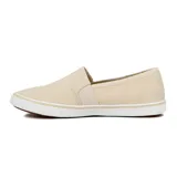 Zapatillas slip-on color beige de lona, con elástico en los laterales y suela blanca.
