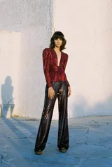 Pantalón largo palazzo de talle alto con lentejuelas.