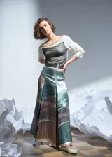 Top de satén lycra color crema con tul elastizado superpuesto en el delantero y cuello tipo bote.