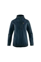 Campera azul de trekking con medio cierre frontal, capucha ajustable y logo de la marca en el pecho.