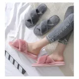 Pantuflas de estar por casa con diseño de bandas cruzadas, confeccionadas en material sintético de pelo largo y suave. Poseen suela de goma con plantilla acolchada.